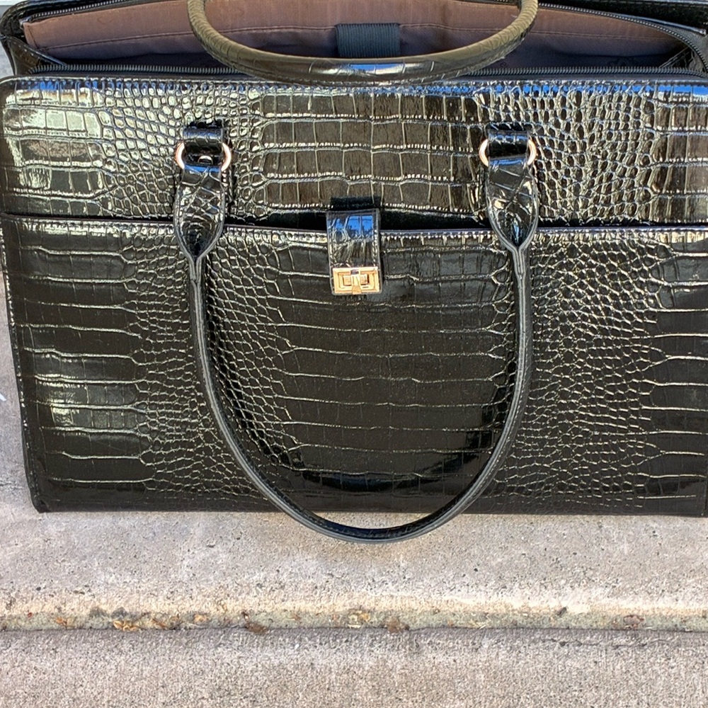 Chic Black Crocodile-Patterned USB Laptop Bag 17.5”